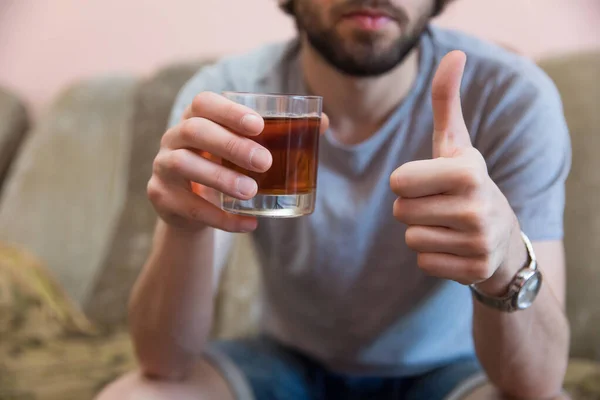 Elinde Bir Bardak Alkol Olan Bir Adam — Stok fotoğraf