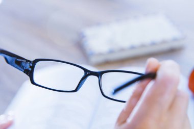 Kadın el gözlüğü (işyeri, ofis))