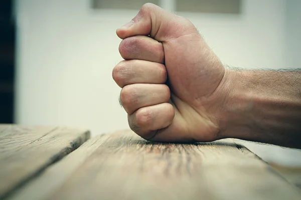 Primer Plano Hombre Golpeando Puño Contra Una Mesa Madera — Foto de Stock