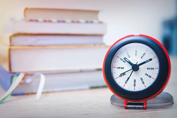 Livres Horloge Sur Table Bois — Photo