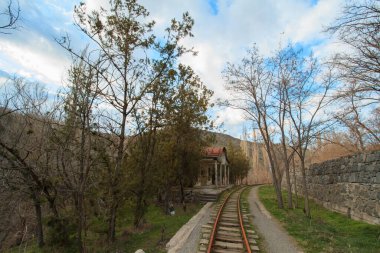 Ormanda terk edilmiş eski istasyon şefi (demiryolu))
