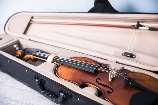 Feche Violino Vintage Arcos Caso Conceção Musical — Fotografia de Stock