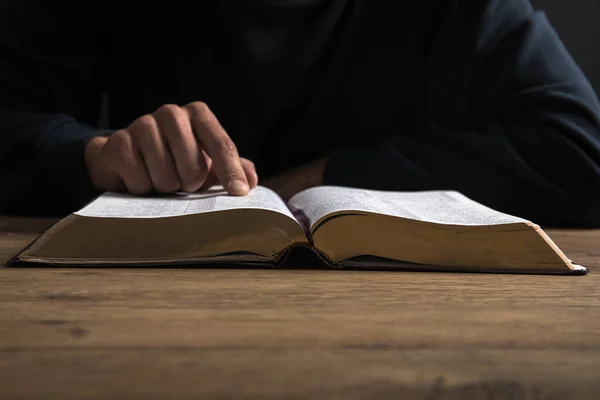 Hombre Cristiano Leyendo Biblia —  Fotos de Stock