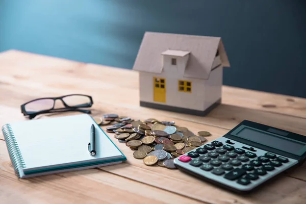 Conceito Finanças Modelo Casa Com Claculador Moeda — Fotografia de Stock