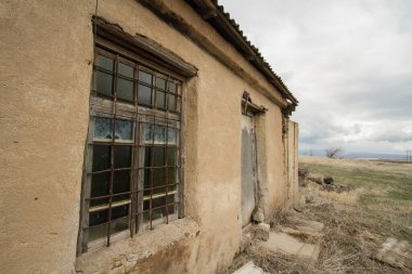 Terk edilmiş eski ev (perili))