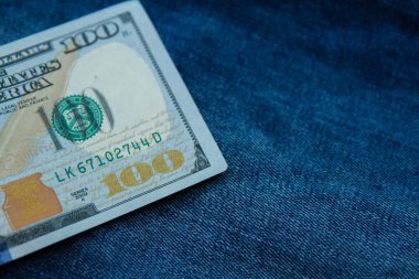 Kotun arka planında dolar