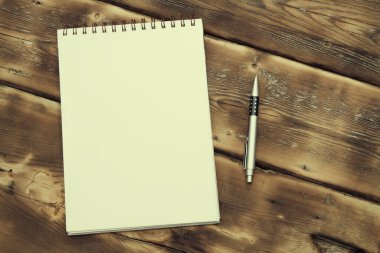 Masada boş defter ve siyah kalem (kağıt))