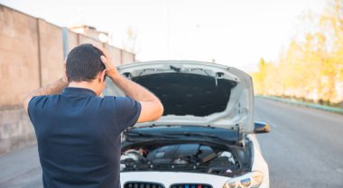 Kırık arabalı üzgün adam