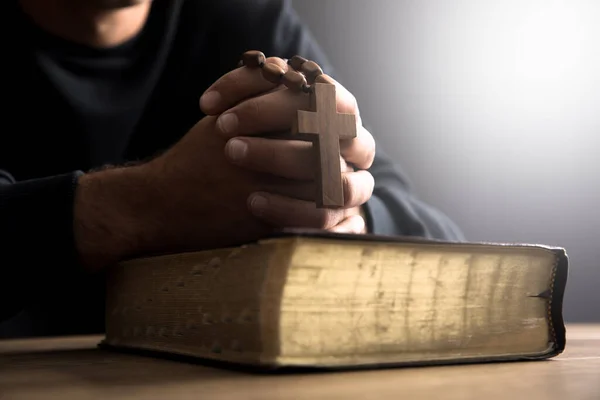 Gebed Man Met Heilige Bilbe Met Kraaien — Stockfoto