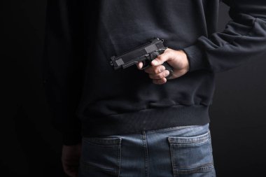 Torbada genç adam silahı var.