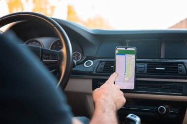 Navigatio için cep telefonu kullanan araba sürücüsü