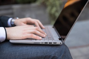 Bilgisayarda çalışan bir adam