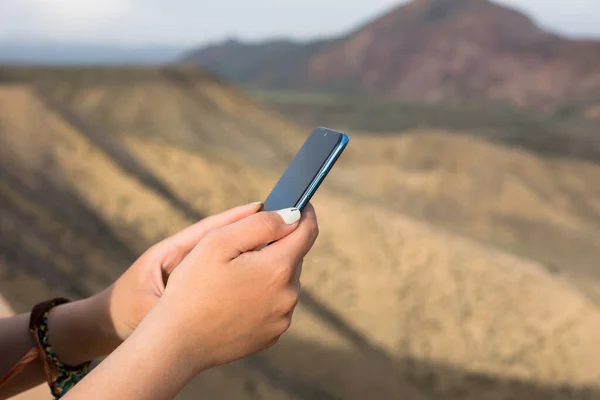 山の中でスマホを持っている女性は — ストック写真