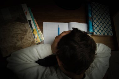 Depresyonda ve zor sınavı önce yorgun genç öğrenci