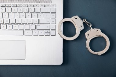 Masadaki dizüstü bilgisayarda kelepçeler!