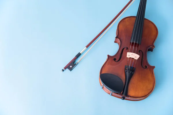 Klassisk Fiol Med Rosett Den Färgade Backgroun — Stockfoto