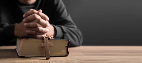 Gebedsman Die Kruis Houdt Met Heilige Bijbel — Stockfoto