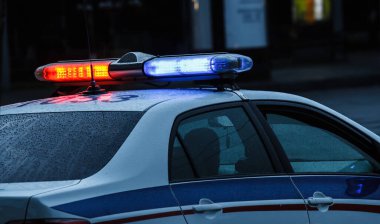 Polis memuru, acil servis arabası sireni.