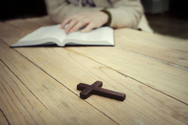 Жіночі Руки Біблії Вона Читає Молиться Над Біблією Темному Просторі — стокове фото