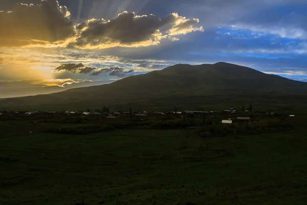 Paisaje Las Montañas Con Cielo Nublado Dramático Pocos Rayos Soleados — Foto de Stock