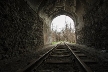Bir demiryolu tüneli (tren))