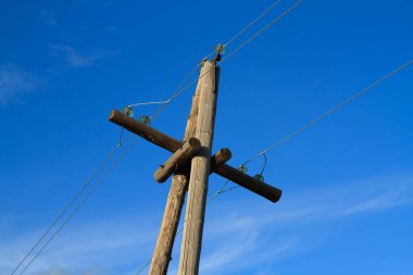 Elektrik direği ve mavi gökyüzü