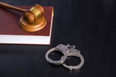 Hukuk kavramı, Yargıç Tokmak kitap ve kelepçelerle