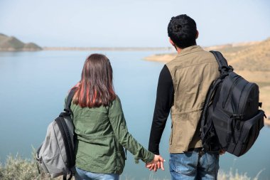 Aşıklar ve erkekler seyahat eder, holida 'da rahatlarlar.