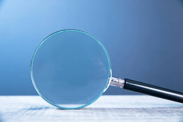 Close Single Magnifying Glass — Stock Photo, Image