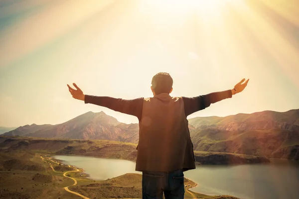 Homem Viajante Feliz Mão Aberta Lago Backgroun — Fotografia de Stock