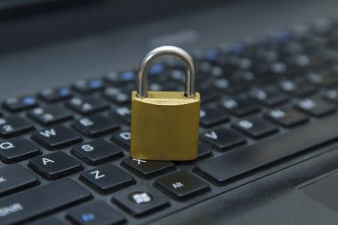 Dizüstü bilgisayarda altın kilit