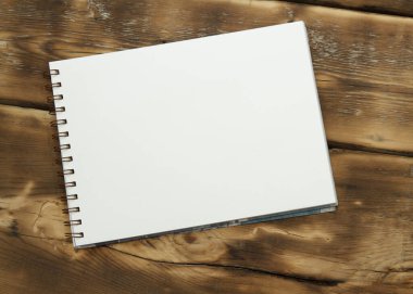 Tahta masadaki boş defter (kağıt)