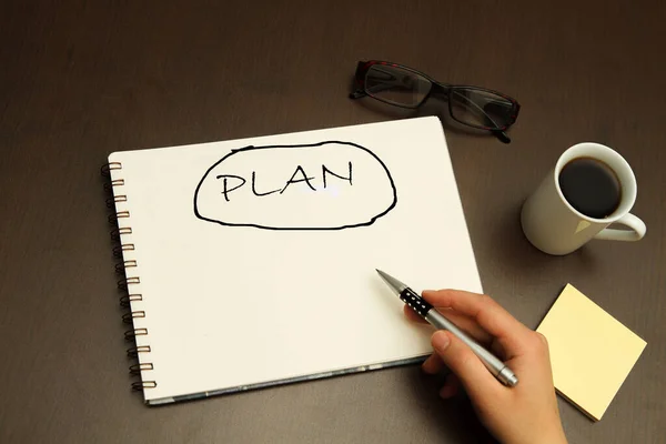 Mujer Mano Escribiendo Plan Cuaderno Sobre Una Mesa Madera — Foto de Stock