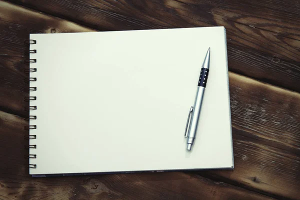 Cuaderno Blanco Pluma Negra Sobre Mesa Papel —  Fotos de Stock