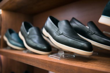 Erkekler şık ayakkabılar giyer