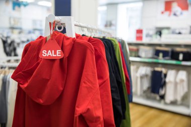 Giyim mağazasında indirim var.