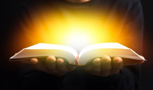 Kapalı elle kitap okumak için açık.