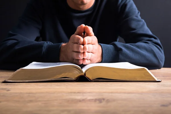 Gebed Man Hand Bijbel Donkere Roo — Stockfoto