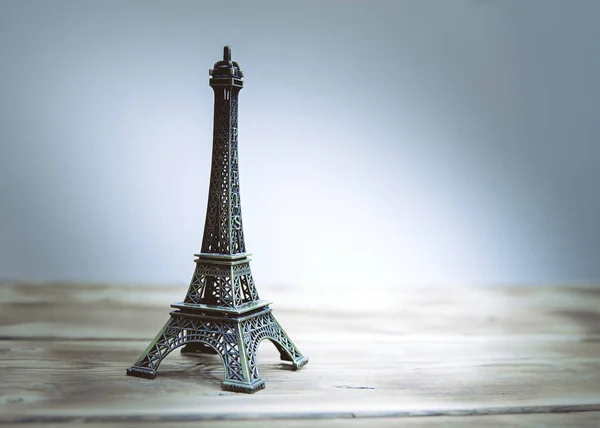 Estátua Torre Eiffel Fundo Madeira — Fotografia de Stock