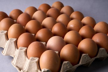 30 kahverengi yumurta kalıplı posa tepsisi. Gıda, market, tarım ve ambalaj temaları için ideal.