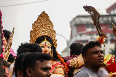 Durga Puja ya da Durga Festivali. Tanrıça Durga 'nın tam yüzü. Sanatçı tarafından yapılmış bir heykel. Tanrıça terkedilmek için alınır..