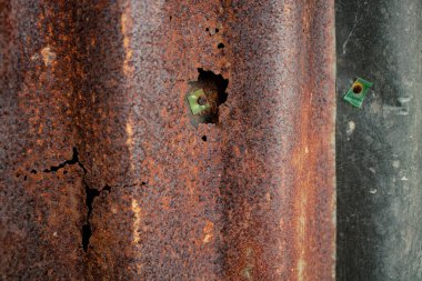 Eski depoda hasar görmüş galvanize demir levha duvarı. Eski paslı metal levhanın ayrıntılı görüntüsü.