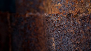 Eski kıvrımlı, kahverengi renkli demir levha, çok sayıda pas izi, doku arka planı var..
