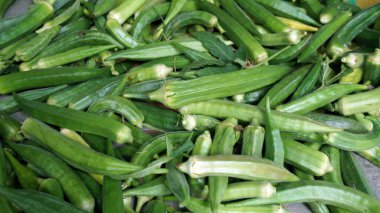 Hanımefendinin parmakları bamyanın alternatif İngilizce adıdır. Hollyhock ailesinin sümüksü tohumları..