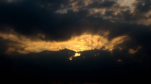 Kolem Zatažené Oblohy Tma Pozdním Odpoledni Svítí Žluté Slunce — Stock fotografie