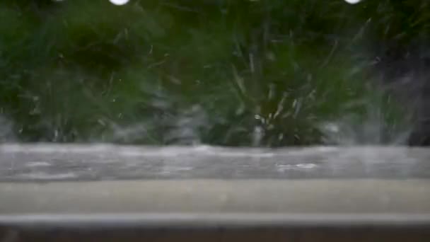 Regen Beelden Veranda Regendruppels Die Parels Lijken Regendruppels Vallen Reling — Stockvideo