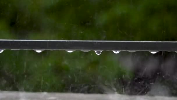 Filmato Pioggia Sotto Portico Gocce Pioggia Che Sembrano Perle Cadono — Video Stock
