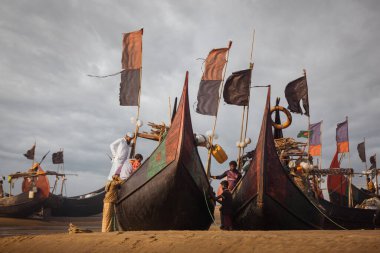 Inani Sahili, Cox 's Bazar, Bangladeş. Büyük balıkçı tekneleri sıraya dizildi. Denizin karşısındaki balıkçıların güzel yaşamı.