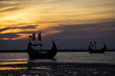Inani Sahili 'nin Sandy Sahili' ndeki geleneksel Ay Tekneleri. Cox 's Bazar' da Günbatımında Renkli Balıkçı Örnekleri Tekneleri.
