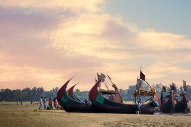 Inani Sahili 'nin Sandy Sahili' ndeki geleneksel Ay Tekneleri. Cox 's Bazar' da Günbatımında Renkli Balıkçı Örnekleri Tekneleri.